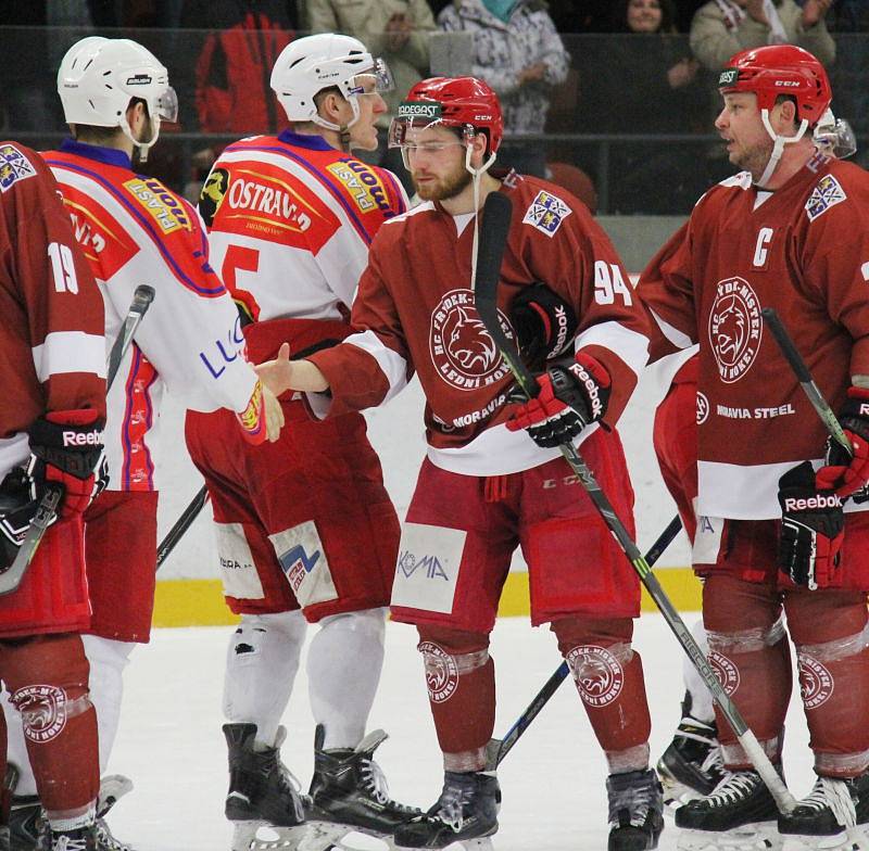 Hokejisté Frýdku-Místku (červené dresy) si v domácím prostředí vybojovali postup do finále skupiny Východ, když ve třech zápasech zdolali celek Poruby.