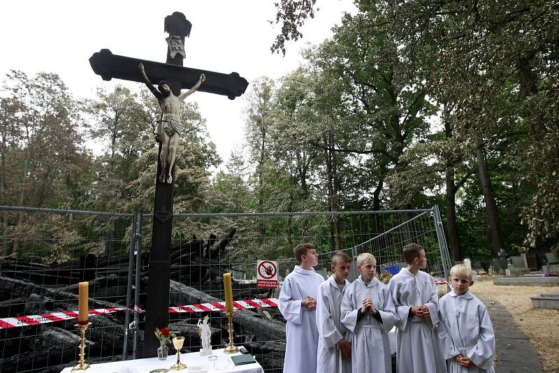 Mše v Gutech na místě, kde vyhořel dřevěný kostelík.