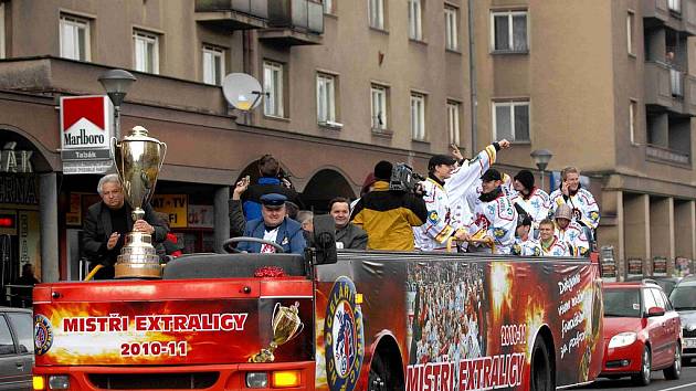 Jízda třineckých mistrů extraligy městem, speciálním autobusem.