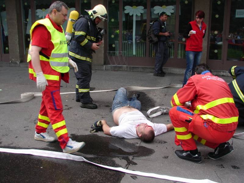 Cvičení hasičů motivované explozí kotelny v raškovické základní škole. 