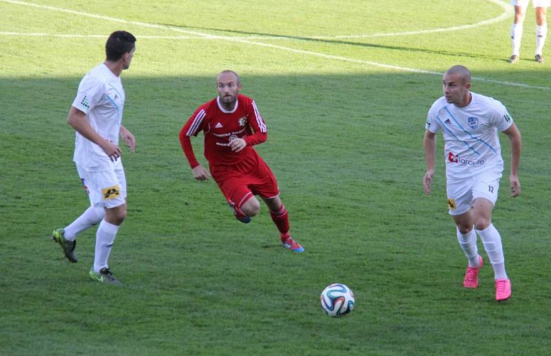 Druholigové derby dopadlo tentokráte lépe pro fotbalisty Frýdku-Místku (v bílém), kteří svého soupeře z Třince přehráli 4:1. 