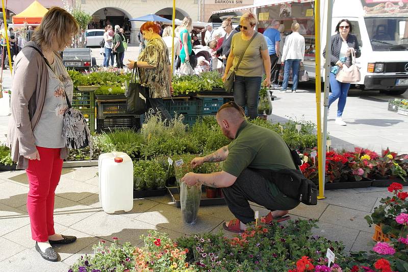 Beskydské farmářské trhy na místeckém náměstí byly letošní první, následovat bude třináct čtvrtečních a čtyři sobotní.