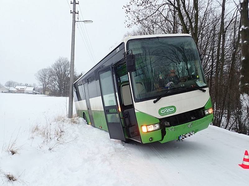 Linkový autobus, který sjel ve Skalici, místní části Frýdku-Místku, mimo komunikaci a opřel se o sloup museli v sobotu 5. ledna vyprostit hasiči. Foto: HZSMSK