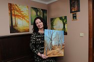 Malířka Ivana Tabarová, která hledá inspiraci hlavně v okolních lesích.