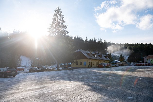 Ski areál Bílá a Hotel Bauer. 4. prosince 2021.