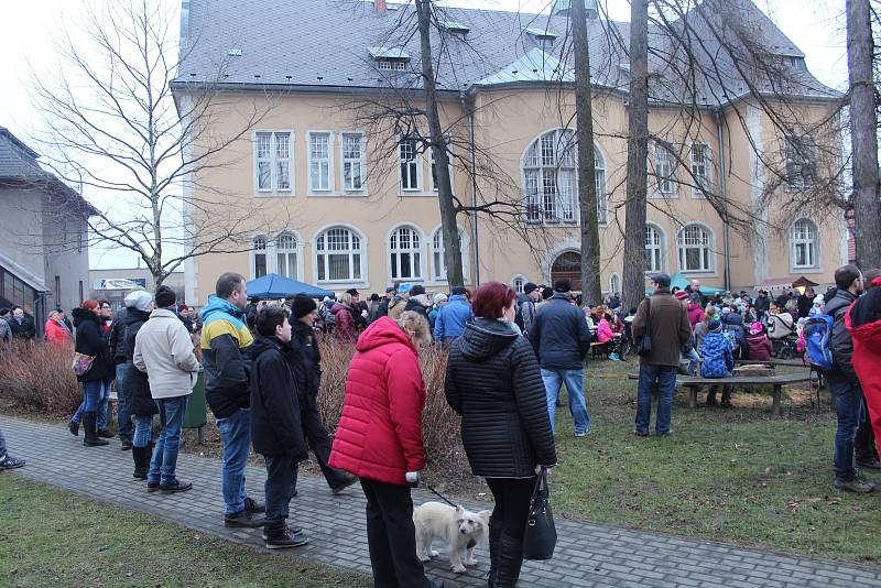 Lidé v Jablunkově sledovali volební televizní přenos na velkoplošné obrazovce.