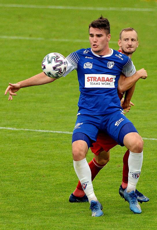 Třinečtí fotbalisté (v červeném) podlehli v dohrávce druhé ligy doma Pardubicím 0:1. Východočechům tak k postupu stačí porazit v sobotu doma zoufalý Vyšehrad.