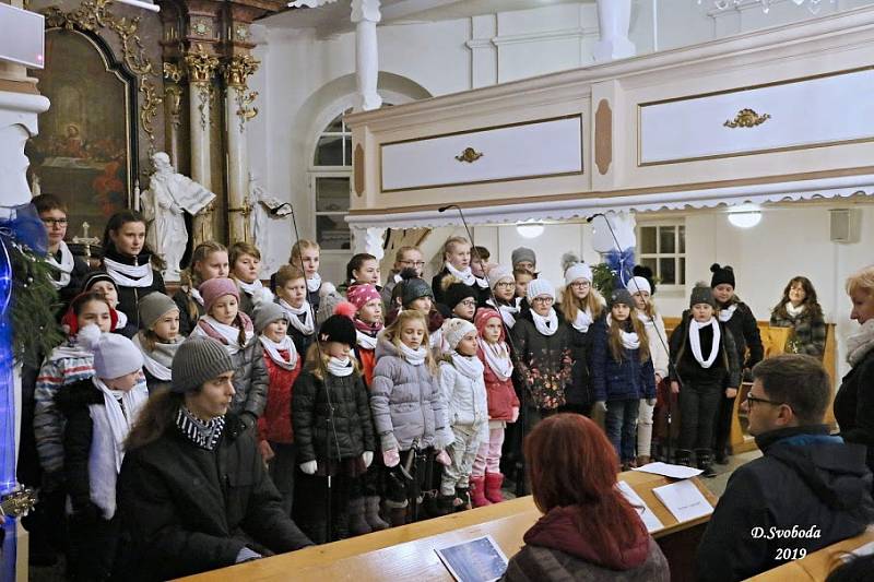 Benefiční koncert v Komorní Lhotce.