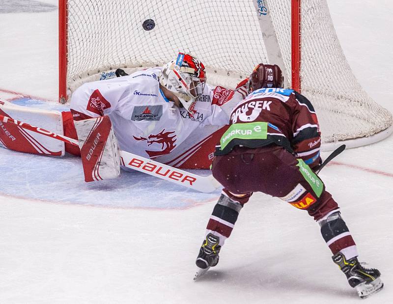 Třinec (v bílém) vs. Sparta 2:3.