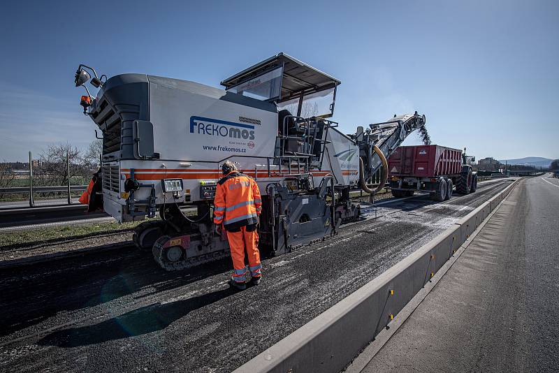 Uzavřená část dálnici D56 kvůli opravy výtluků, 10. dubna 2021 ve Frýdku-Místku.