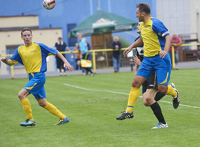 Fotbalisté Brušperku (tmavé dresy) remizovali na vlastním hřišti s vedoucí Stonavou 1:1