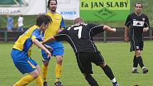 Fotbalisté Brušperku (tmavé dresy) remizovali na vlastním hřišti s vedoucí Stonavou 1:1