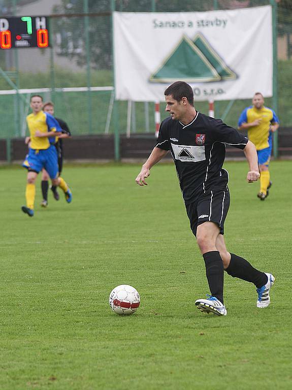 Fotbalisté Brušperku (tmavé dresy) remizovali na vlastním hřišti s vedoucí Stonavou 1:1