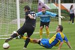 Fotbalisté Brušperku (tmavé dresy) remizovali na vlastním hřišti s vedoucí Stonavou 1:1