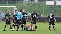 Fotbalisté Brušperku (tmavé dresy) remizovali na vlastním hřišti s vedoucí Stonavou 1:1