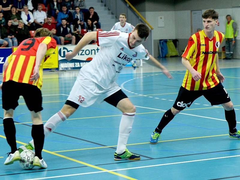 Třinečtí futsalisté (bílé dresy) poslední zápas v základní části zvládli a zahrají si tak v play-off.