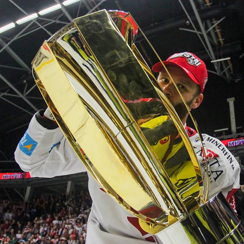 Finále play off hokejové extraligy - 6. zápas HC Oceláři Třinec - Bílí Tygři Liberec, 28. dubna 2019 v Třinci. Na snímku radost Třince.