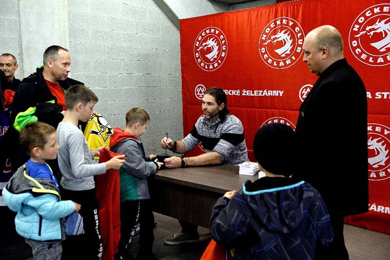 Jaromír Jágr si v Třinci zatrénoval s místní mládeží a oznámil, že jeho start na led se odkládá.