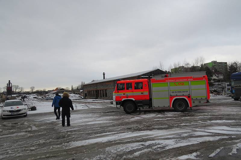 Sklad ve Starém Městě u Frýdku-Místku střeží policisté a hasiči.