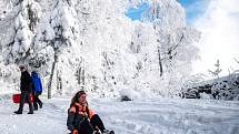 Mnoho lidí vyrazilo do Beskyd za zimními radovánkami, přestože lyžařské areály a hotely jsou nyní uzavřené kvůli vládním opatřením.