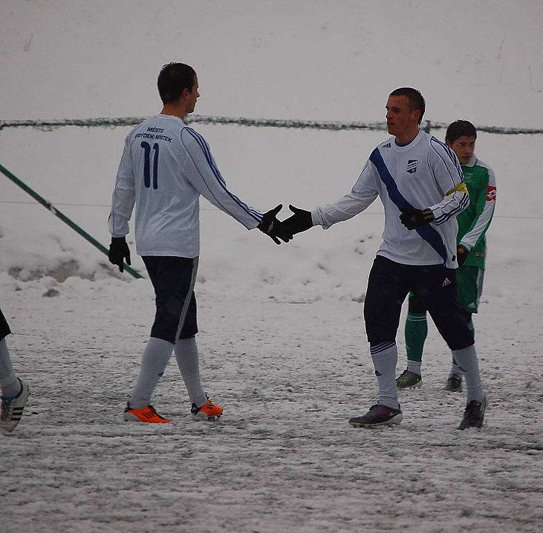 Mokrý sníh fotbalistům oběma celkům hodně ztěžoval hru. 