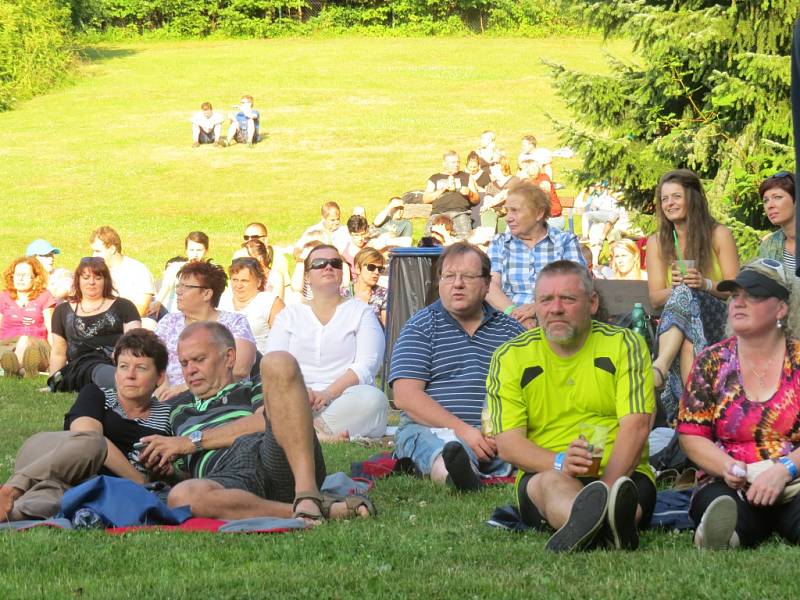 V areálu penzionu Sluníčko v pátek odstartoval 13. ročník Beskydského hudebního léta. Lidem nejdříve zahrála kapela Pink Floyd Tribute, poté na pódium nastoupil Václav Neckář s kapelou Bacily. 