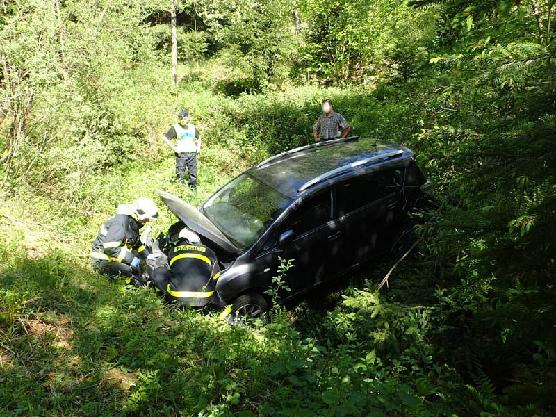 Hasiči vytahovali auto ze srázu v Beskydech.