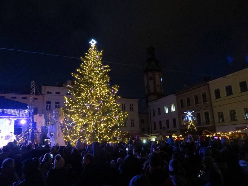 Na místeckém náměstí Svobody se při slavnostní akci rozzářil vánoční strom.