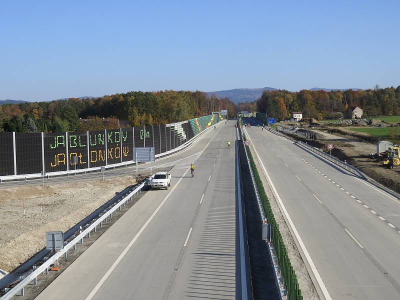 V Třinci byl slavnostně otevřen obchvat v úseku mezi Nebory a Bystřicí.