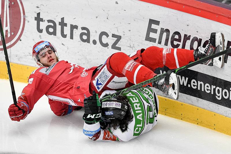 Semifinále play off hokejové Tipsport extraligy - 5. zápas: HC Oceláři Třinec - BK Mladá Boleslav, 11. dubna 2021 v Třinci. (Zleva) Miloš Roman z Třince a Valentin Claireaux z Mladé Boleslavi.