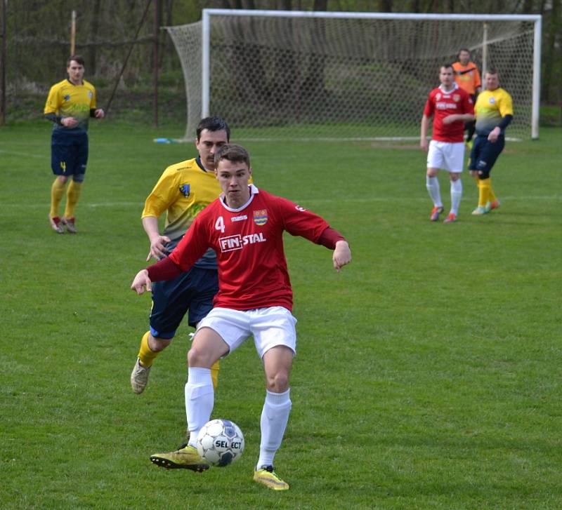 V utkání mezi domácím Pískem a fotbalisty Lučiny padlo šest branek. Oba soupeři se o ně shodně podělili. 