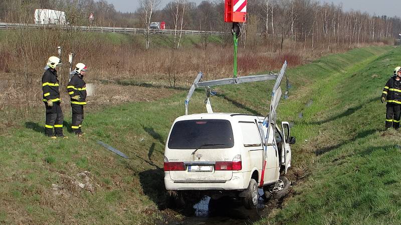 Dodávka plná knedlíků, určena k rozvozu do několika okolních jídelen, skončila v pondělí 22. dubna ráno nedaleko obce Staříč v místním potoce. 