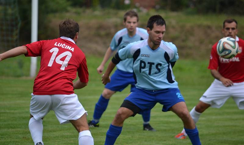 Derby nakonec lépe dopadlo pro fotbalisty z Dobré (modré dresy), kteří porazili Lučinu 1:0. 