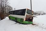 Linkový autobus, který sjel ve Skalici, místní části Frýdku-Místku, mimo komunikaci a opřel se o sloup museli v sobotu 5. ledna vyprostit hasiči.