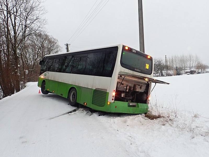 Linkový autobus, který sjel ve Skalici, místní části Frýdku-Místku, mimo komunikaci a opřel se o sloup museli v sobotu 5. ledna vyprostit hasiči.