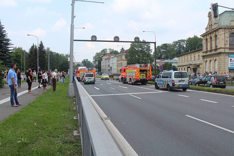 Nehoda zablokovala silnici I/48. Zasahoval i vrtulník.