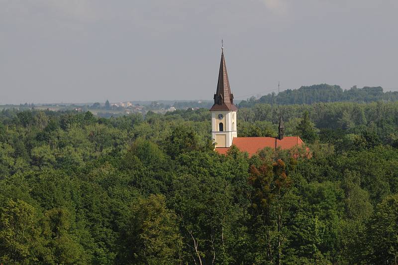 Dominantou obce je kostel sv. Jakuba Staršího.