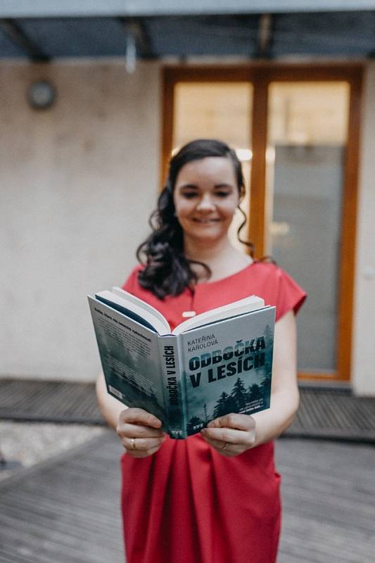 Spisovatelka Kateřina Karolová vydala horrorovou knihu Odbočka v lesích s dějem v Beskydech.