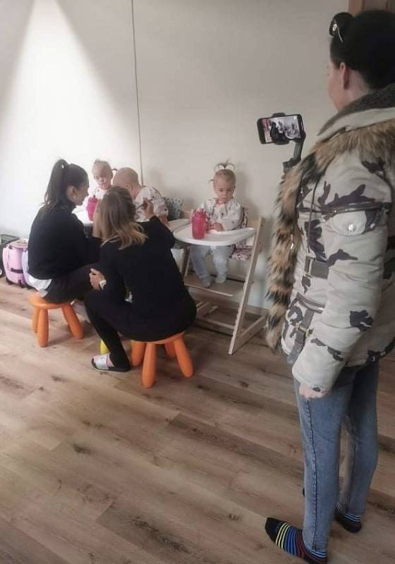Trojčata během natáčení seriálu Jak se žije s trojčaty.