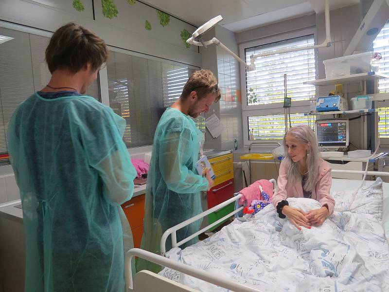 Skupina Nebe navštívila dětské pacienty v Třinci.