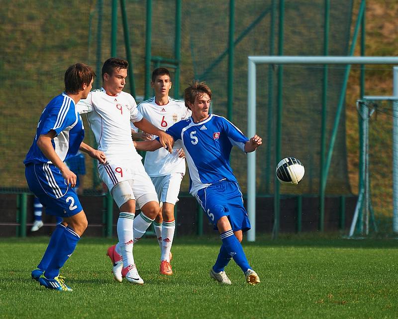 V souboji dvou reprezentačních výběrů fotbalistů do 18 let se nakonec z výhry nad Slovenskem radovali mladí Maďaři 1:0. 