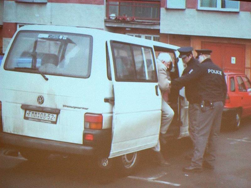 Třinečtí policisté zadrželi s pomocí devatenáctiletého mladíka staršího muže z Polska, který jako na běžícím páse vykrádal byty na Frýdecku-Místecku. Případ prezentovali na tiskové konferenci v úterý 2. března.
