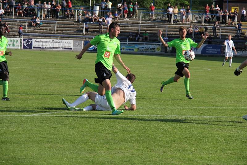 Druholigoví fotbalisté Frýdku-Místku dohrávku 27. kola zvládli na jedničku, když v domácím prostředí porazili trápící se Most 3:0. 