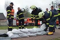 Cvičení, kterého se zúčastnili i hasiči, mělo prověřit připravenost města na povodně. 