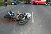 Devatenáctiletý motorkář přišel ve středu odpoledne o život na hlavní silnici v Hrádku. Traktor vyjíždějící z vedlejší silnice mu pravděpodobně nedal přednost.