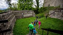 Pěkné počasí přilákalo do obory a na hrad Hukvaldy mnoho návštěvníků. Samotný hrad a jeho okolí využili i filmaři, kteří zde natáčeli historický film, 15. května 2021 Hukvaldy.