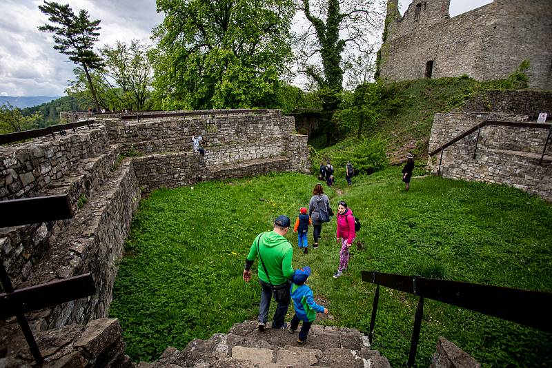 Pěkné počasí přilákalo do obory a na hrad Hukvaldy mnoho návštěvníků. Samotný hrad a jeho okolí využili i filmaři, kteří zde natáčeli historický film, 15. května 2021 Hukvaldy.