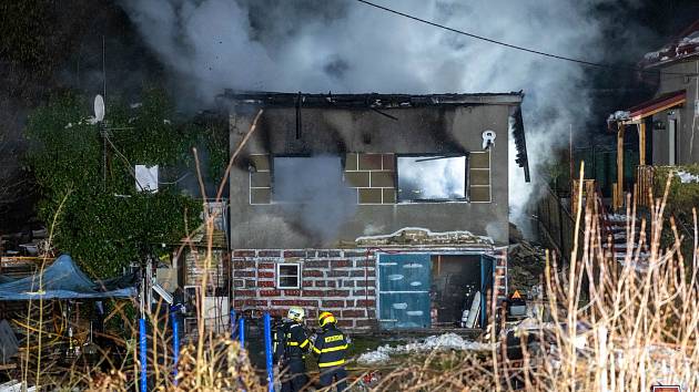 Zásah hasičů u požáru chaty ve Lhotě, leden 2023.