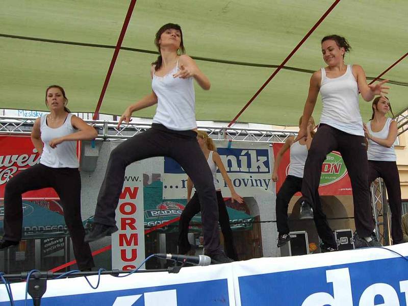 Taneční aerobic Jany Špalíkové a dívky ve věku 15 až 18 let.