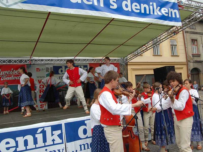 Folklórní soubor Jackové vedou Renáta Klusová a Leon Ježowicz. Soubor vystoupil rovněž na akci Den s Deníkem v Jablunkově.